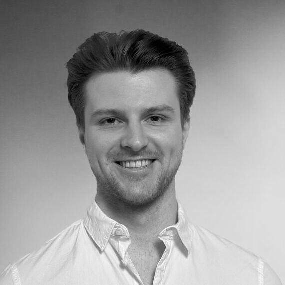 Portraitfoto von Alex Melem, Software-Entwickler bei hi1